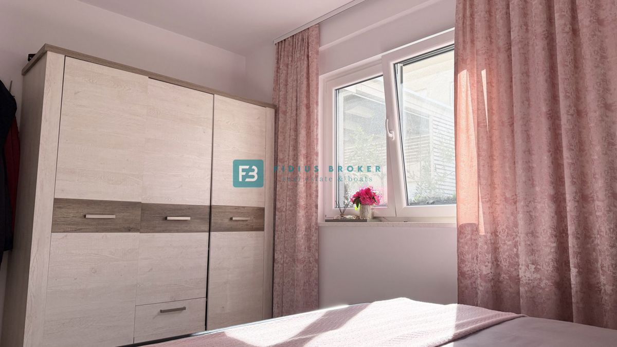 VODICE, novo, moderno opremljeno stanovanje, 600 m do plaže, vrt 155 m2, 3 spalnice, shramba