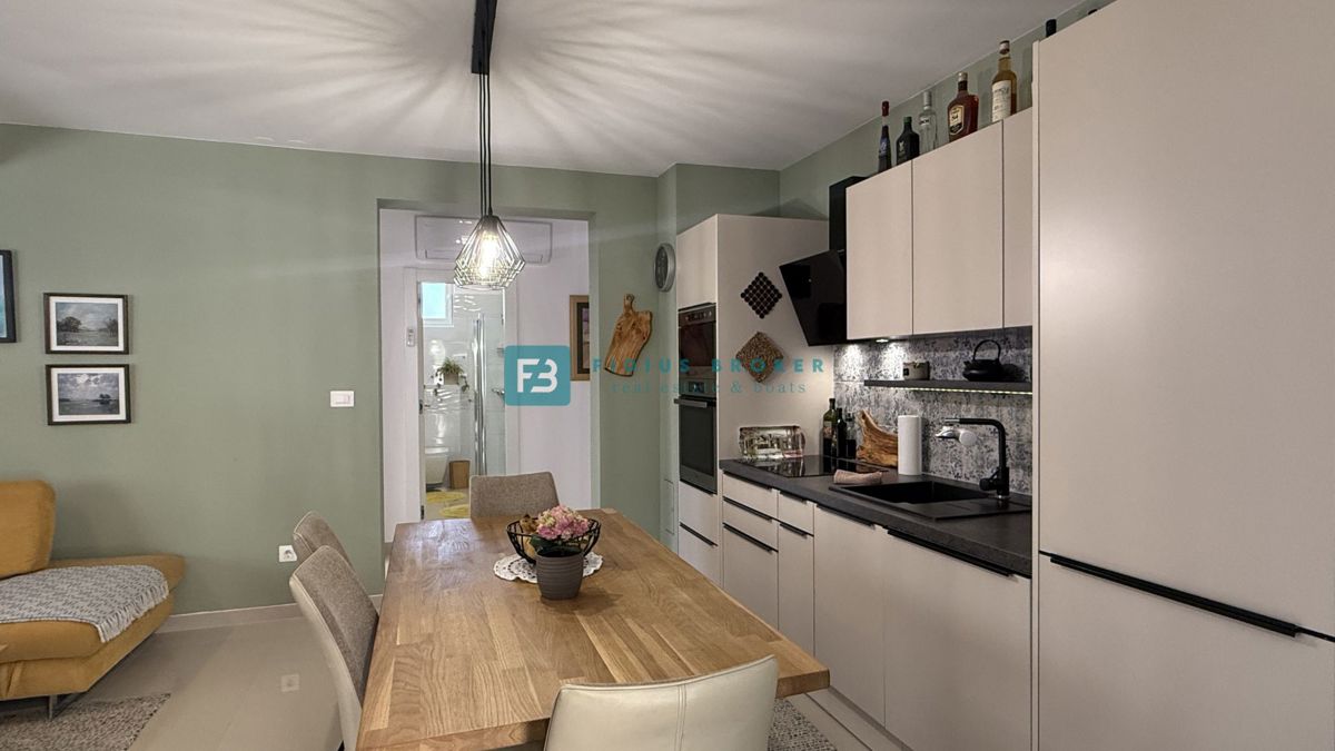 VODICE, novo, moderno opremljeno stanovanje, 600 m do plaže, vrt 155 m2, 3 spalnice, shramba