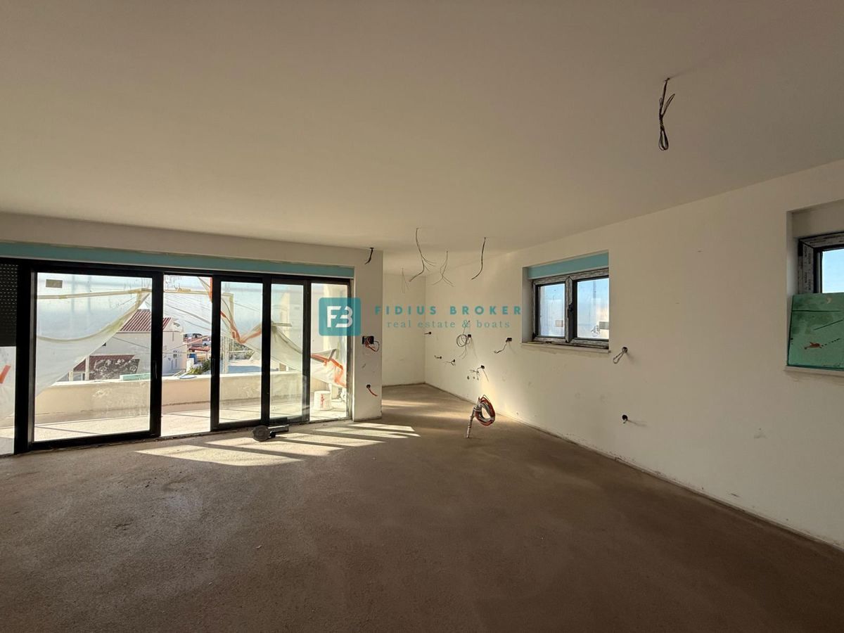 VODICE, novogradnja, 1. nadstropje, 3 spalnice, pogled na morje, shramba