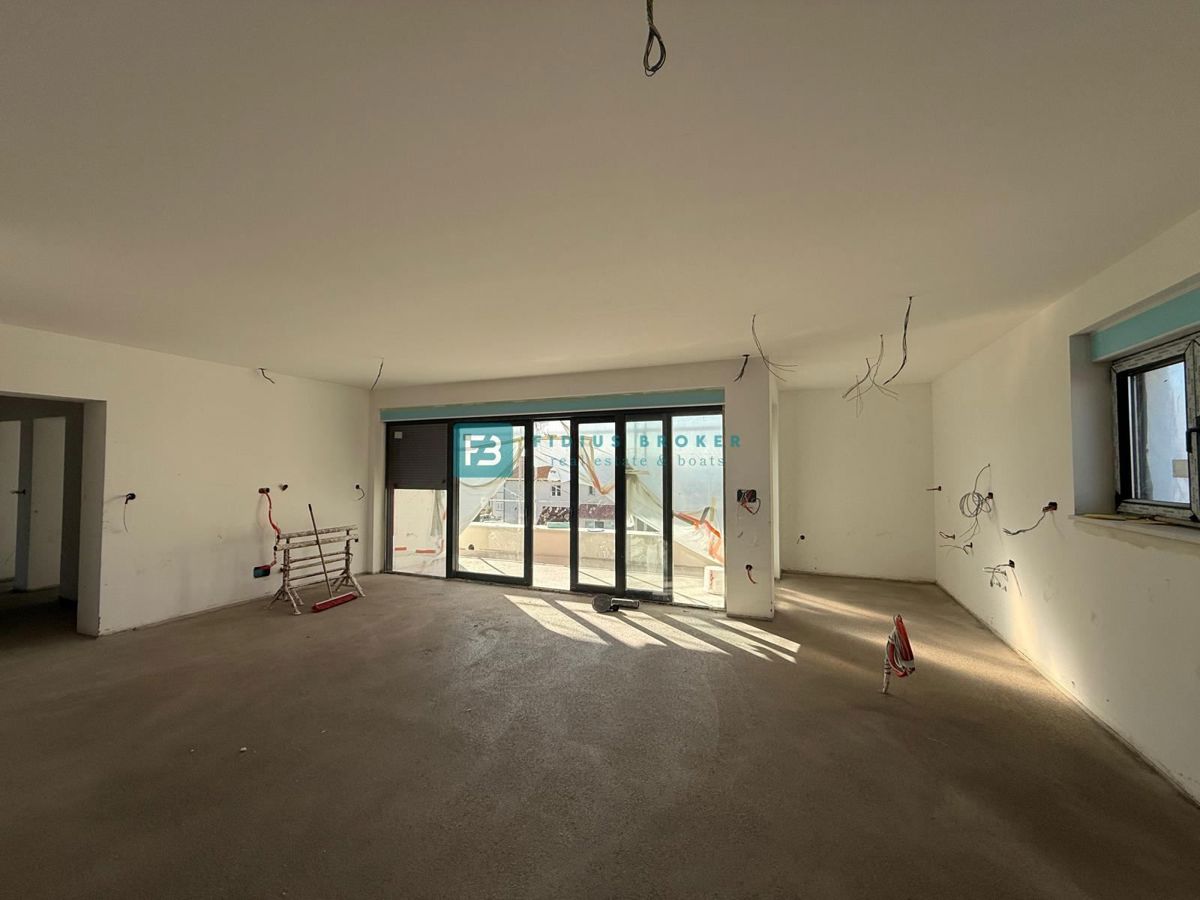 VODICE, novogradnja, 1. nadstropje, 3 spalnice, pogled na morje, shramba