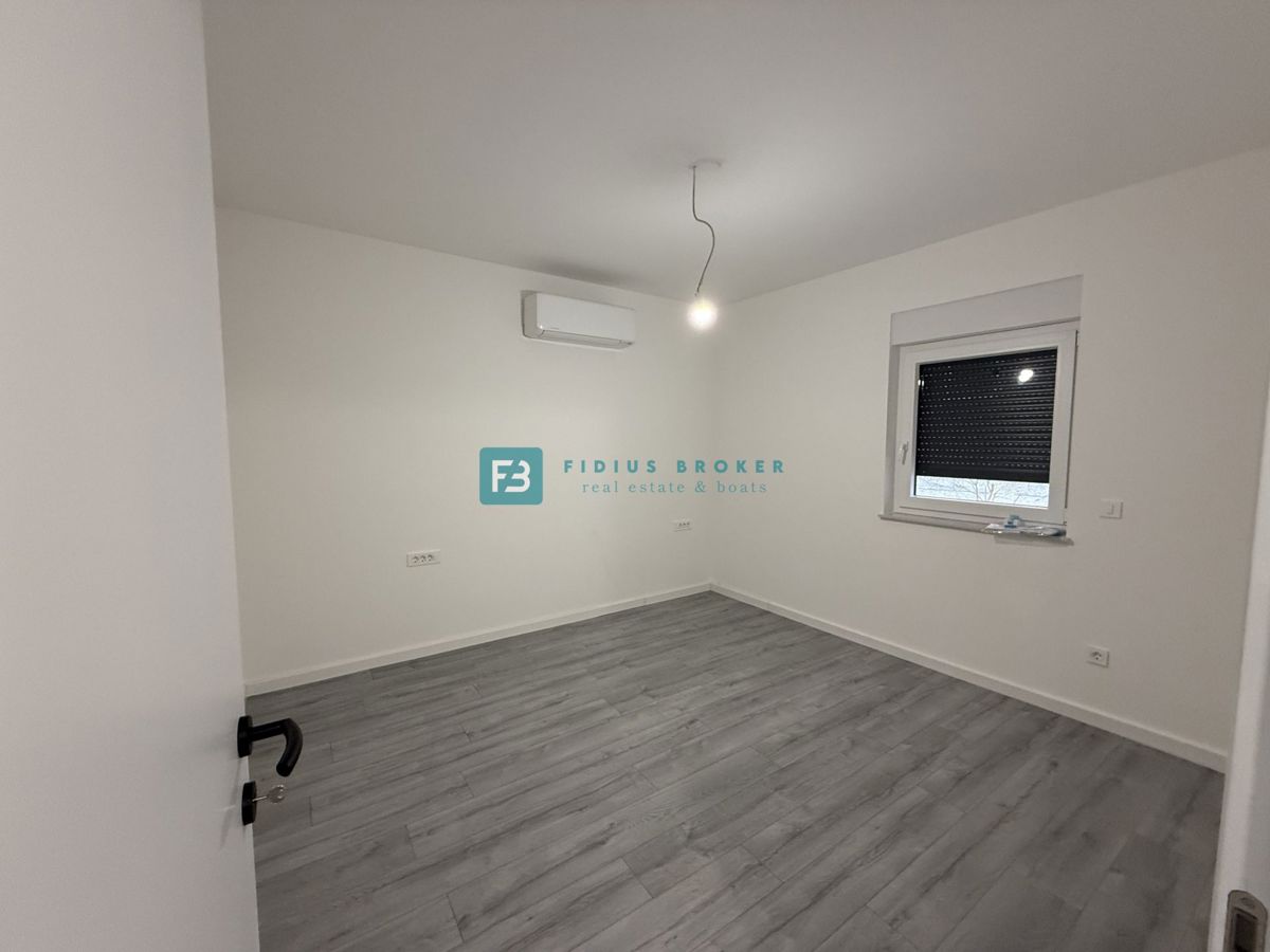 VODICE, novo, vseljivo, pritličje, vrt 123 m2, mirna lokacija