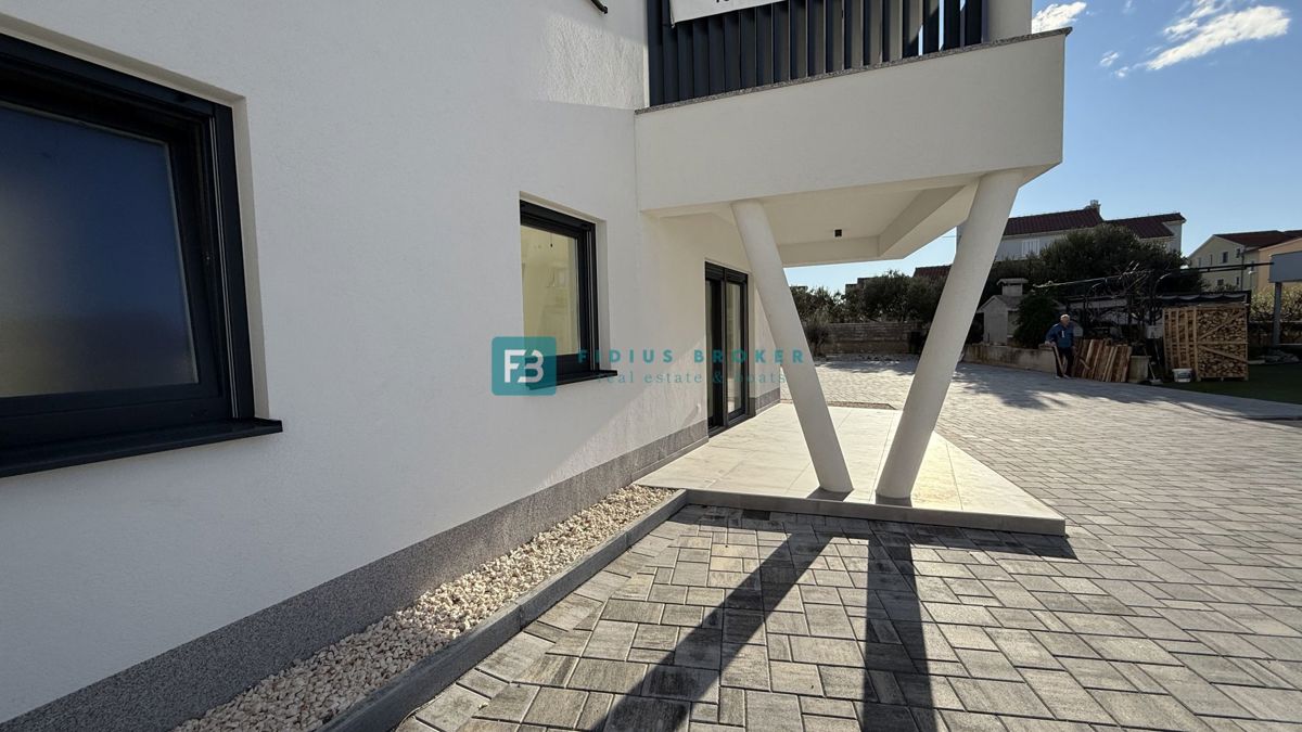 VODICE, novo, vseljivo, pritličje, vrt 123 m2, mirna lokacija