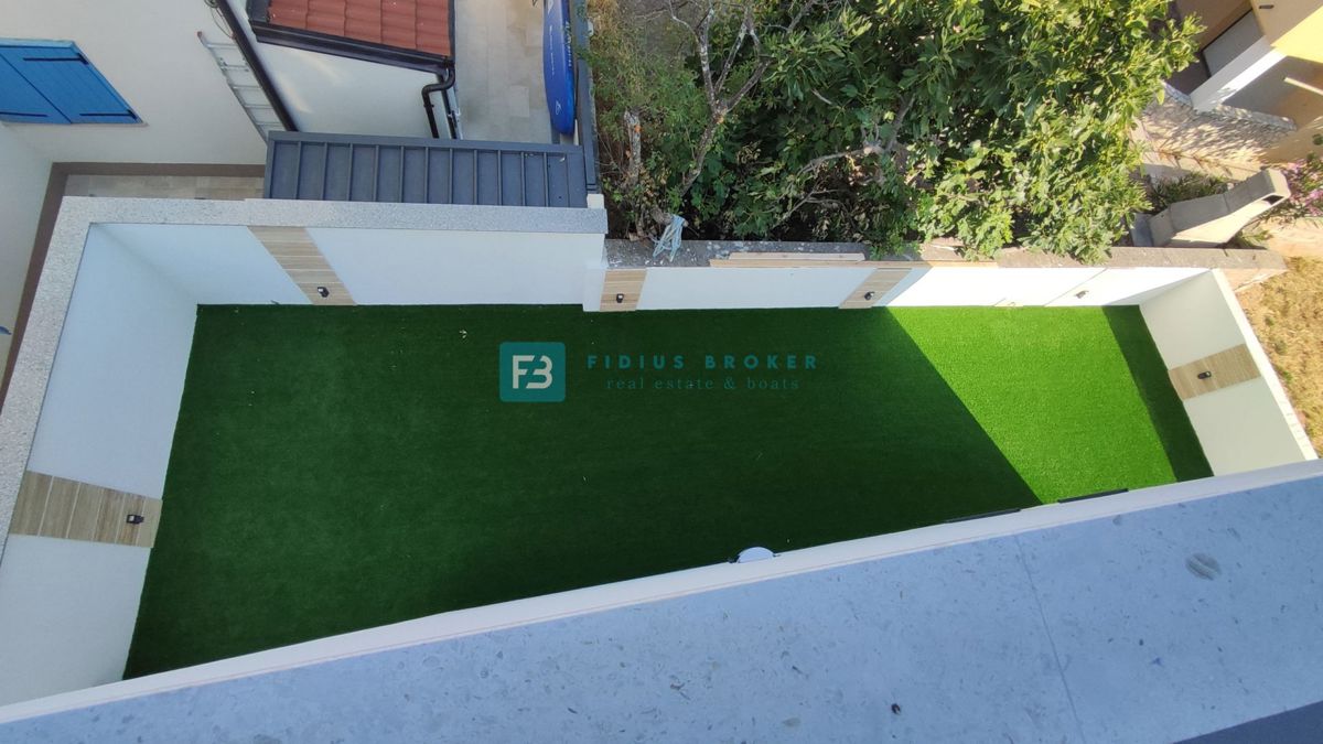 VODICE - SRIMA, nova, dvojček, 300 m do plaže, pogled na morje, S1