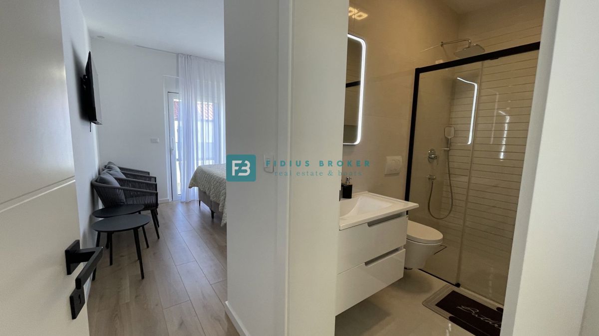 VODICE - SRIMA, nova, opremljena polsamostojna hiša, 300 m do plaže, pogled na morje