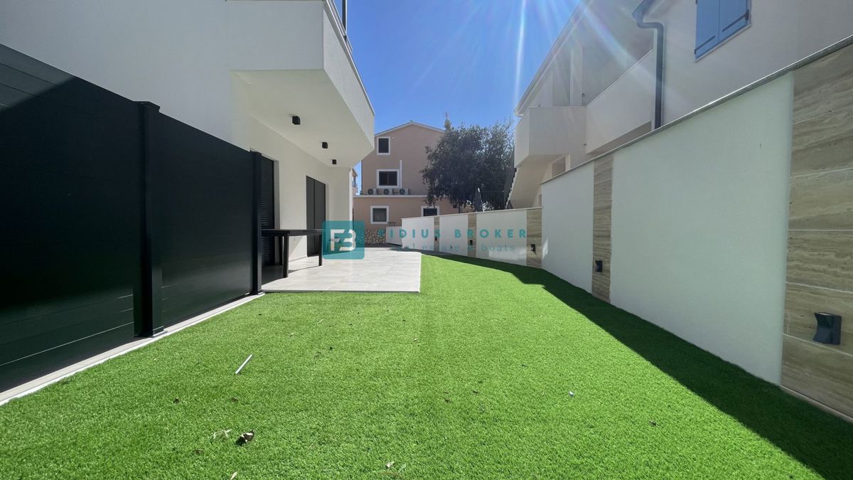 VODICE - SRIMA, nova, opremljena polsamostojna hiša, 300 m do plaže, pogled na morje