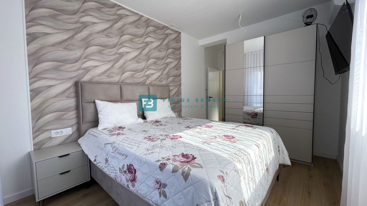 VODICE - SRIMA, nova, opremljena polsamostojna hiša, 300 m do plaže, pogled na morje