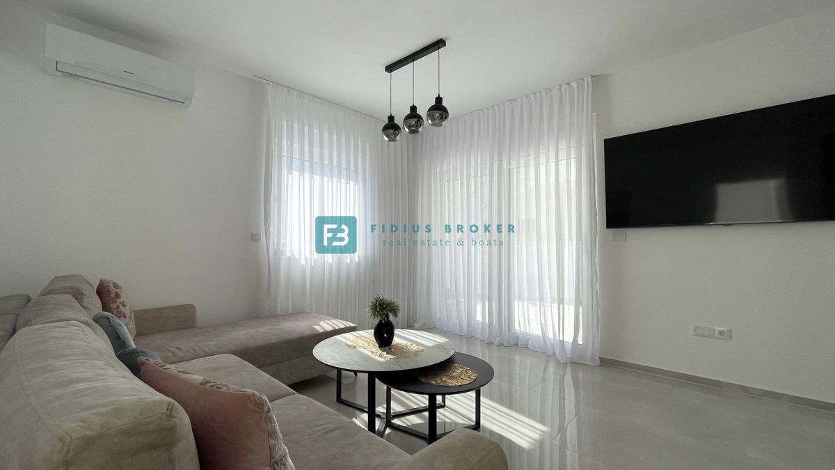 VODICE - SRIMA, nova, opremljena polsamostojna hiša, 300 m do plaže, pogled na morje