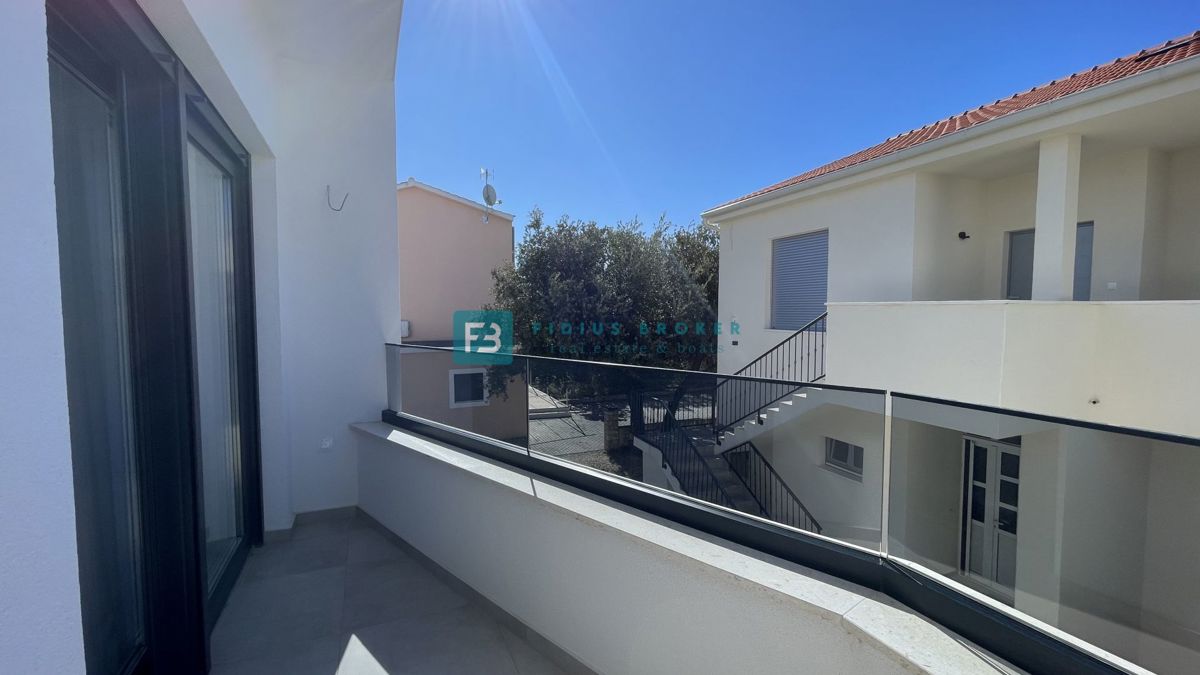 VODICE - SRIMA, nova, opremljena polsamostojna hiša, 300 m do plaže, pogled na morje