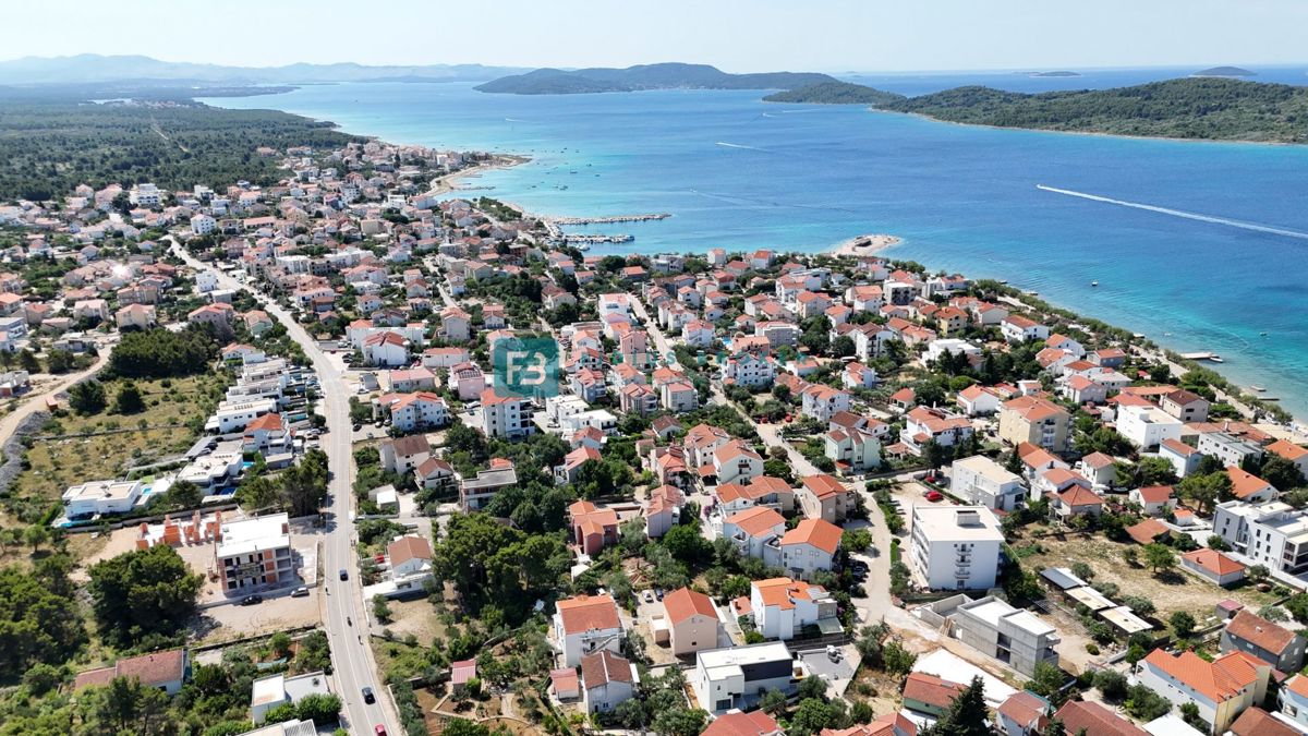 VODICE - SRIMA, nova, opremljena polsamostojna hiša, 300 m do plaže, pogled na morje