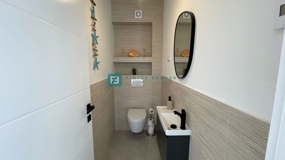 VODICE - SRIMA, nova, opremljena polsamostojna hiša, 300 m do plaže, pogled na morje