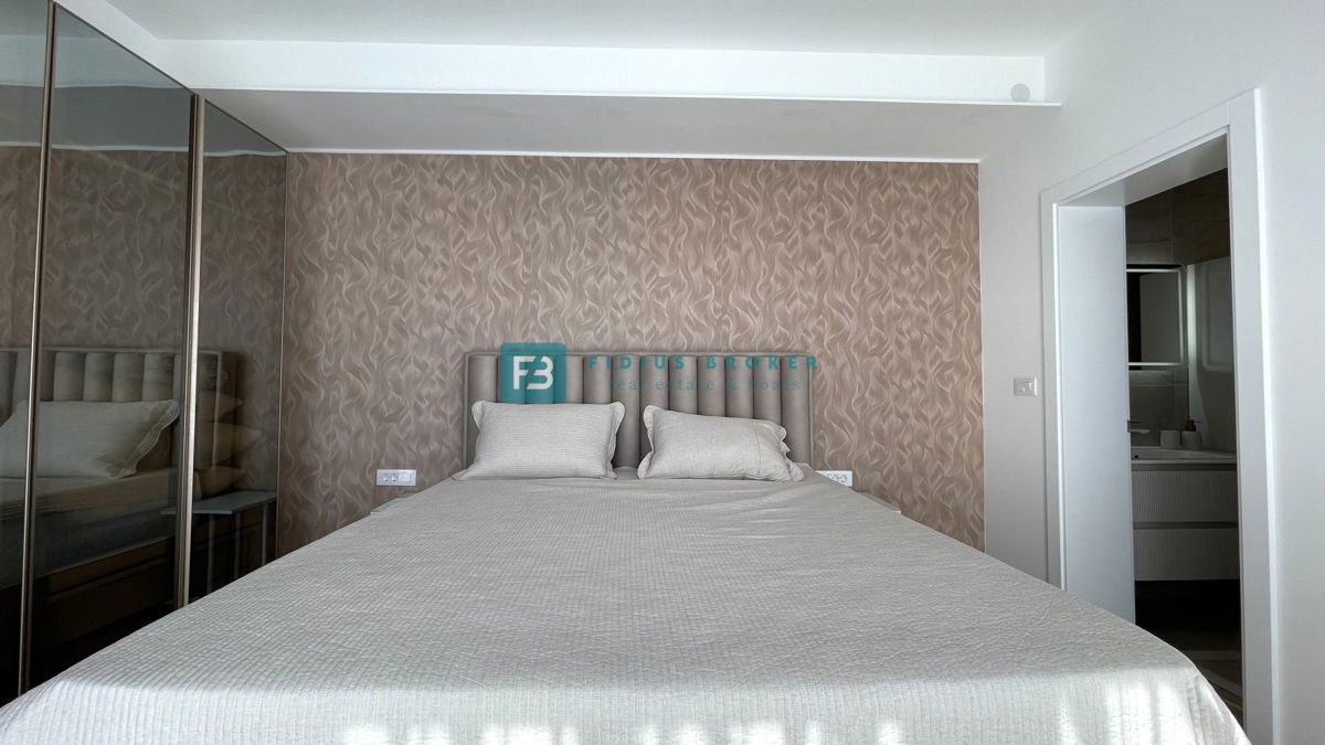 VODICE - SRIMA, nova, opremljena polsamostojna hiša, 300 m do plaže, pogled na morje