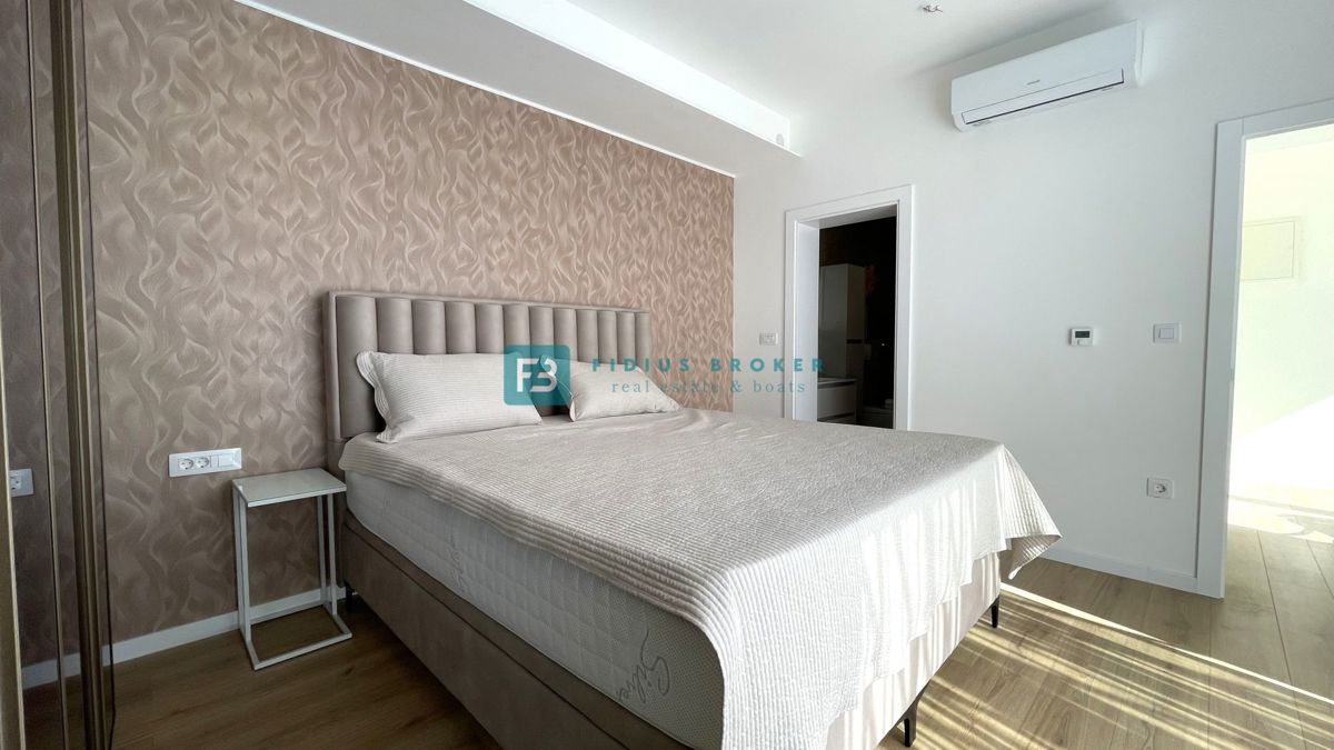 VODICE - SRIMA, nova, opremljena polsamostojna hiša, 300 m do plaže, pogled na morje