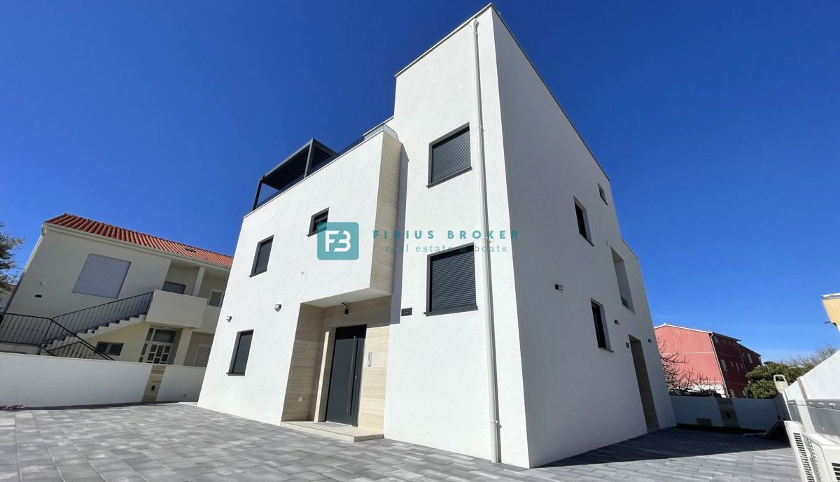 VODICE - SRIMA, nova, opremljena polsamostojna hiša, 300 m do plaže, pogled na morje