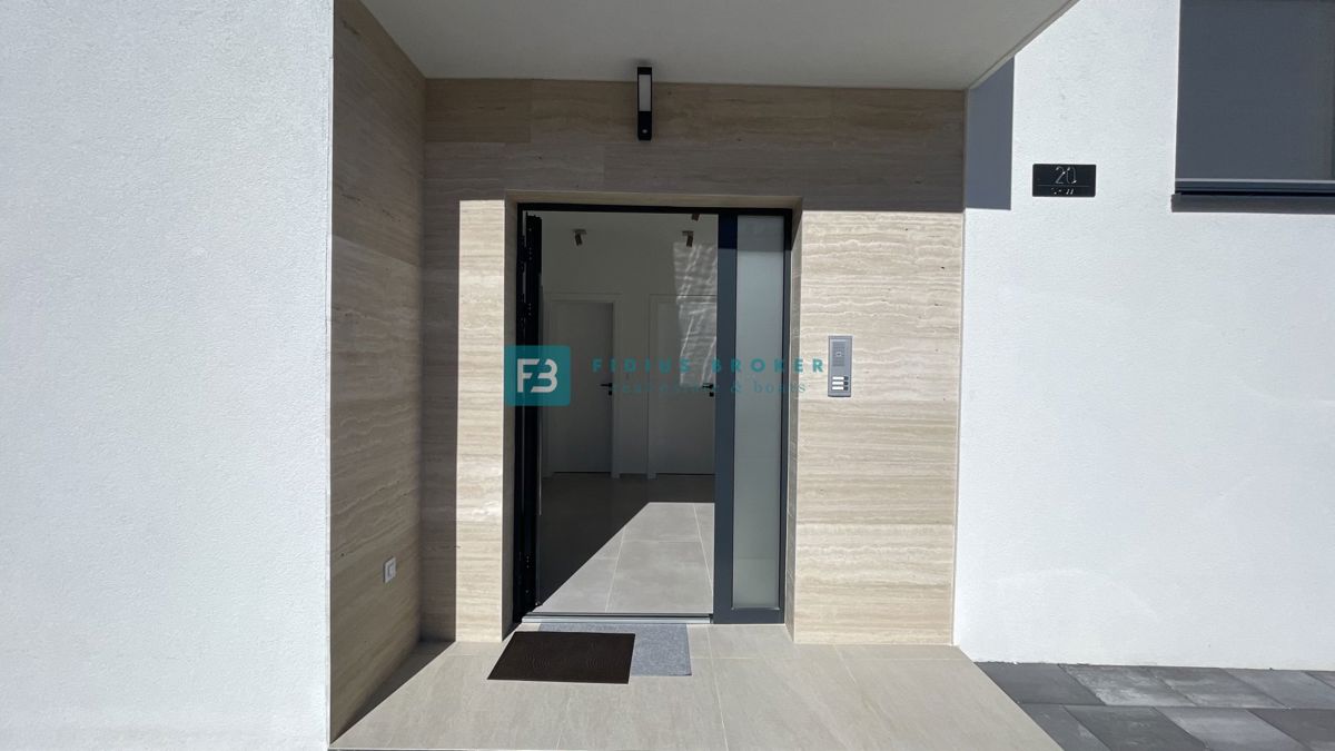 VODICE - SRIMA, nova, opremljena polsamostojna hiša, 300 m do plaže, pogled na morje