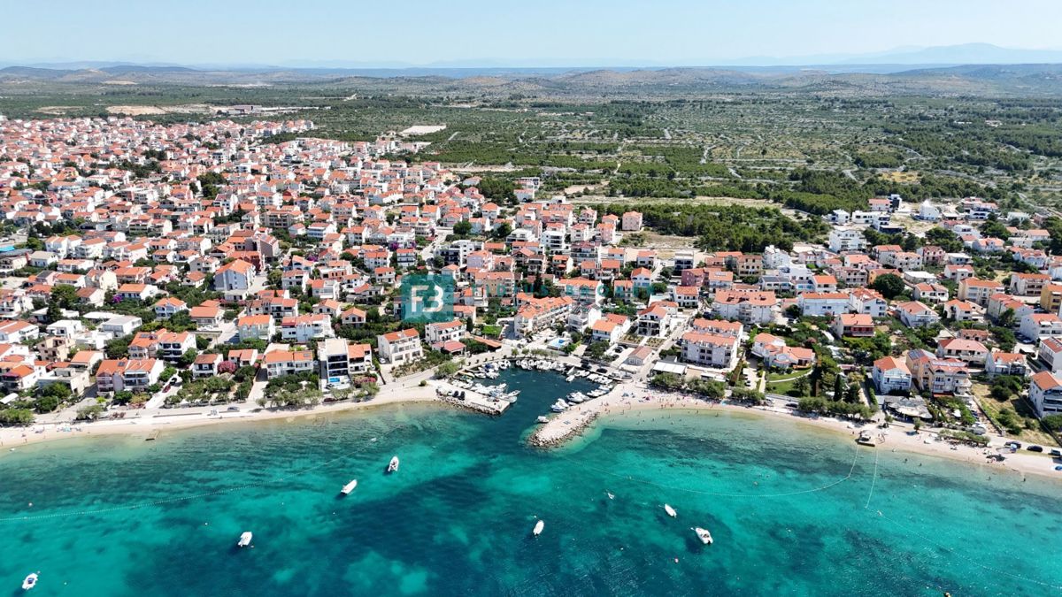 VODICE - SRIMA, nova, opremljena polsamostojna hiša, 300 m do plaže, pogled na morje