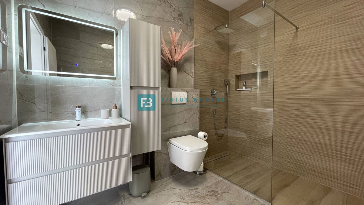 VODICE - SRIMA, nova, opremljena polsamostojna hiša, 300 m do plaže, pogled na morje