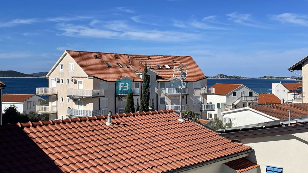 VODICE - SRIMA, nova, opremljena polsamostojna hiša, 300 m do plaže, pogled na morje