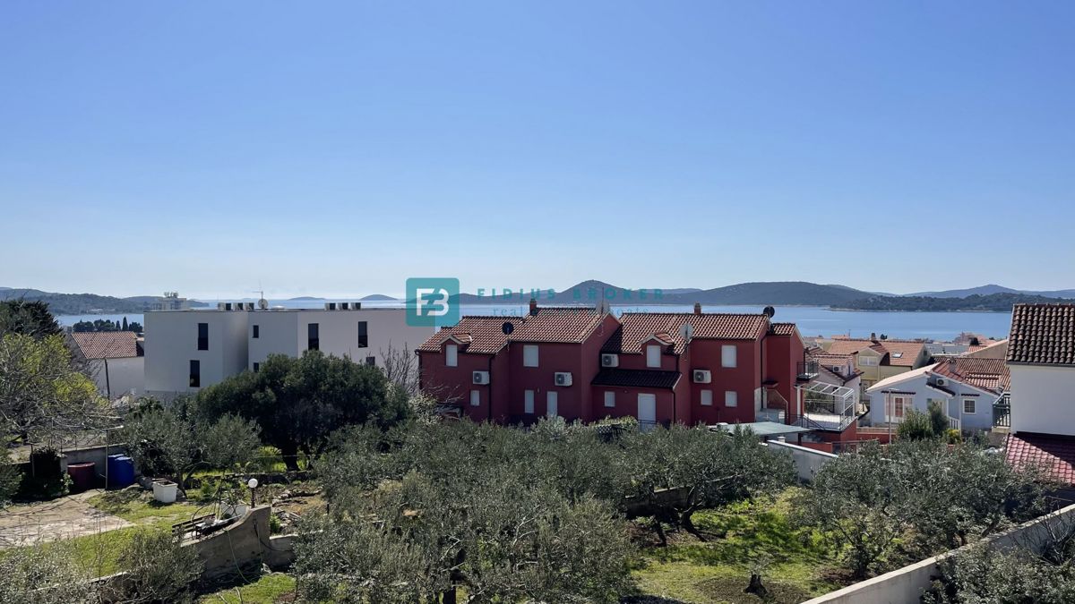 VODICE, novogradnja, pritličje z vrtom, dvigalo, parkirišče, shramba