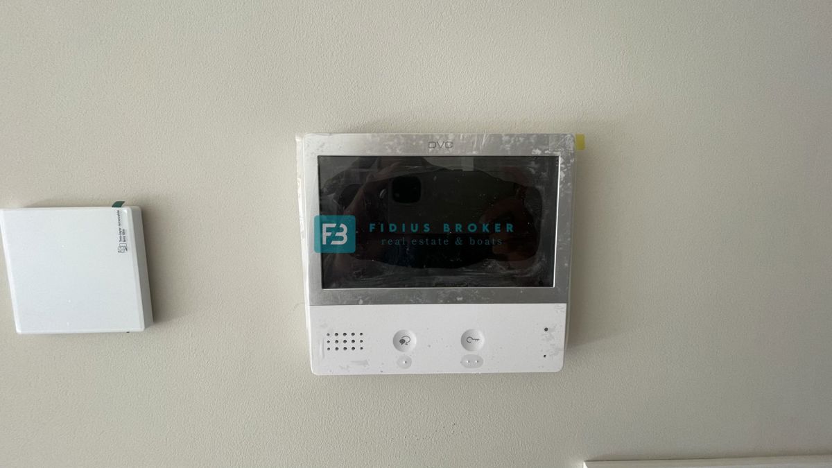 VODICE, novogradnja, pritličje z vrtom, dvigalo, parkirišče, shramba