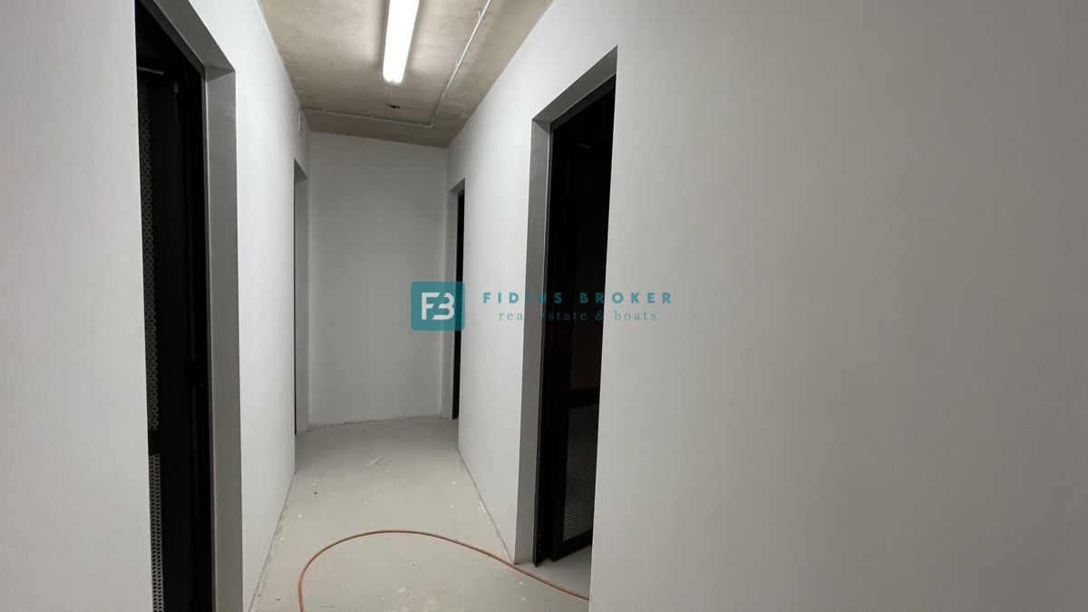 VODICE, novogradnja, pritličje z vrtom, dvigalo, parkirišče, shramba