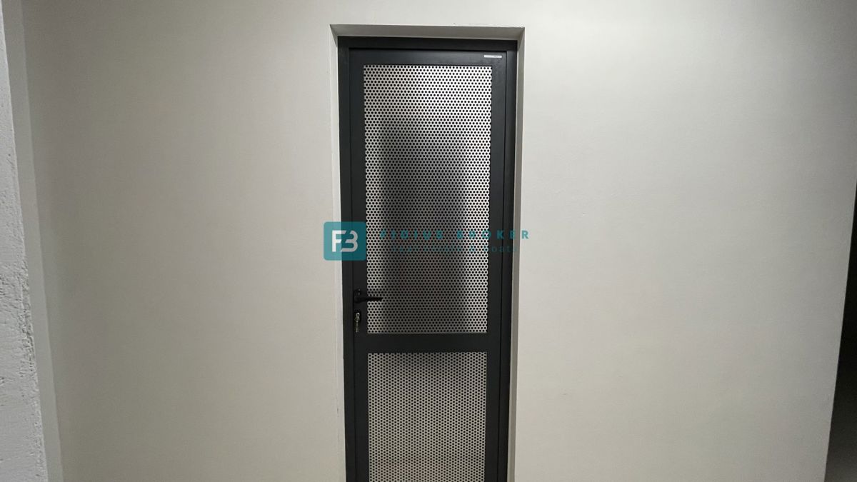 VODICE, novogradnja, pritličje z vrtom, dvigalo, parkirišče, shramba