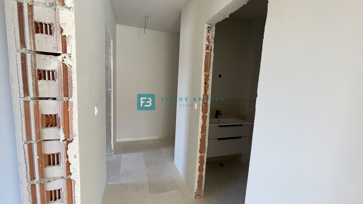 VODICE, novogradnja, pritličje z vrtom, dvigalo, parkirišče, shramba