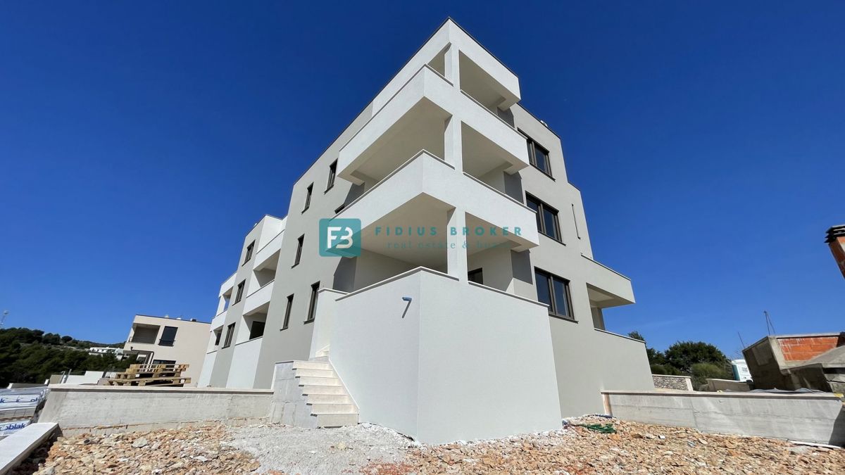 VODICE, novogradnja, pritličje z vrtom, dvigalo, parkirišče, shramba