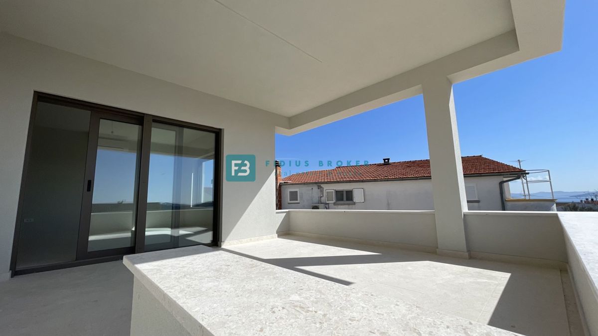 VODICE, novogradnja, pritličje z vrtom, dvigalo, parkirišče, shramba