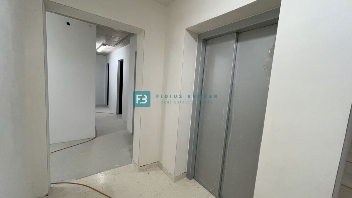 VODICE, novogradnja, pritličje z vrtom, dvigalo, parkirišče, shramba