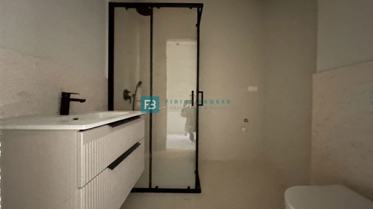 VODICE, novogradnja, pritličje z vrtom, dvigalo, parkirišče, shramba