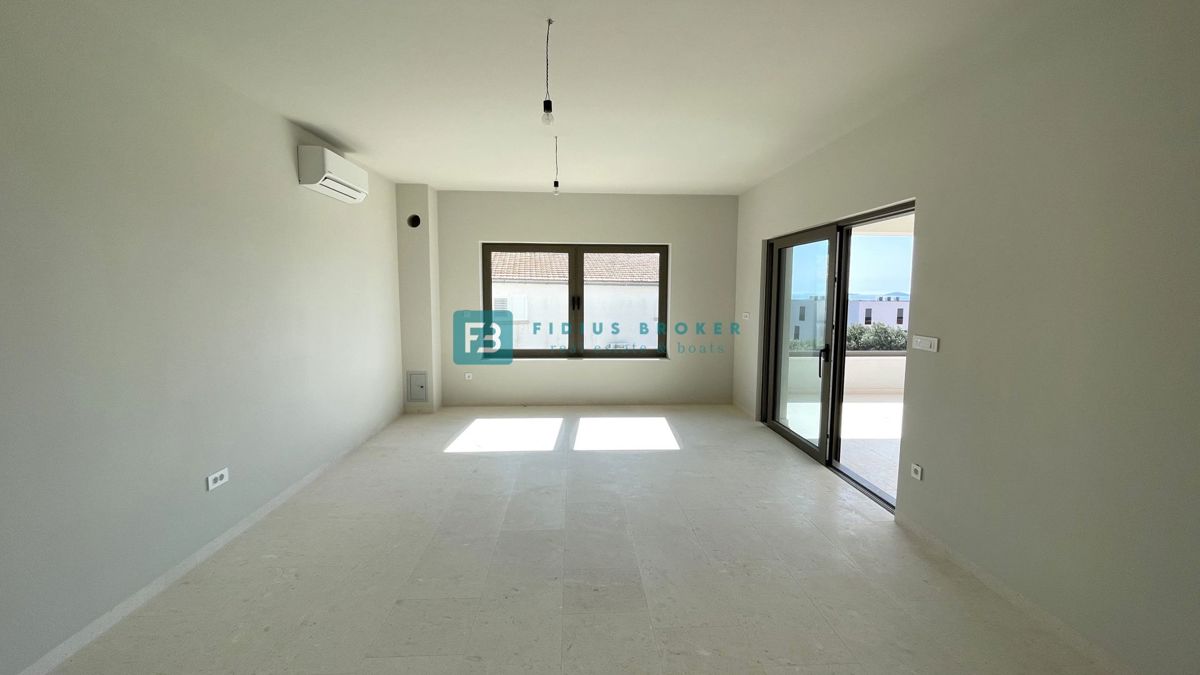 VODICE, novogradnja, pritličje z vrtom, dvigalo, parkirišče, shramba