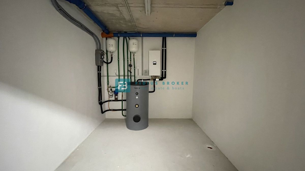 VODICE, novogradnja, pritličje z vrtom, dvigalo, parkirišče, shramba