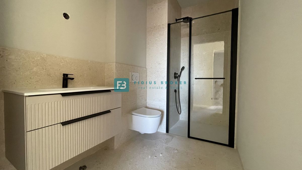 VODICE, novogradnja, pritličje z vrtom, dvigalo, parkirišče, shramba