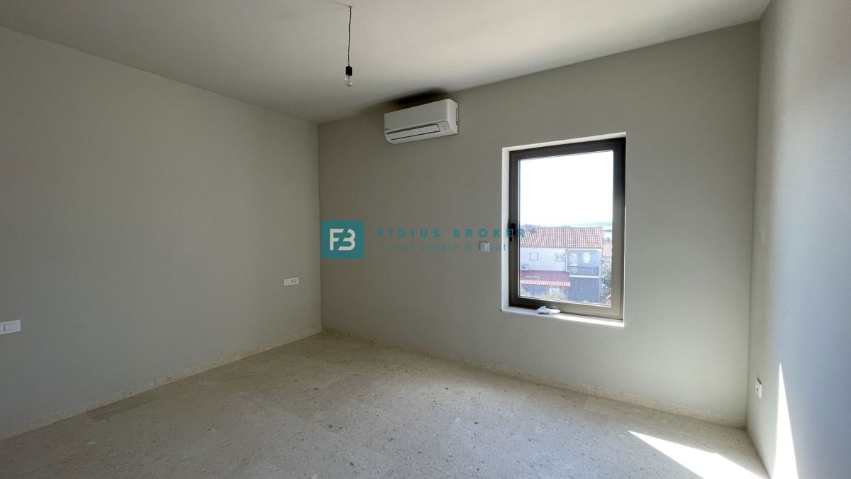 VODICE, novogradnja, pritličje z vrtom, dvigalo, parkirišče, shramba