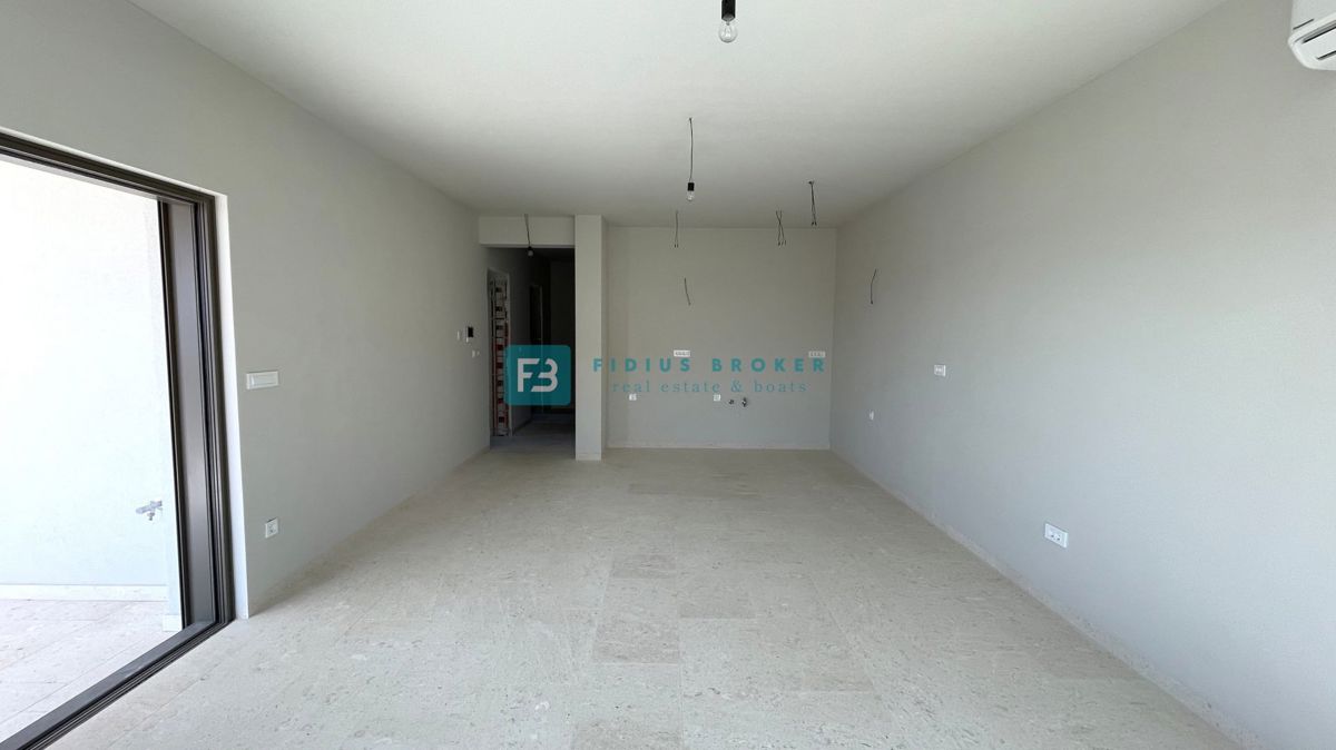 VODICE, novogradnja, pritličje z vrtom, dvigalo, parkirišče, shramba