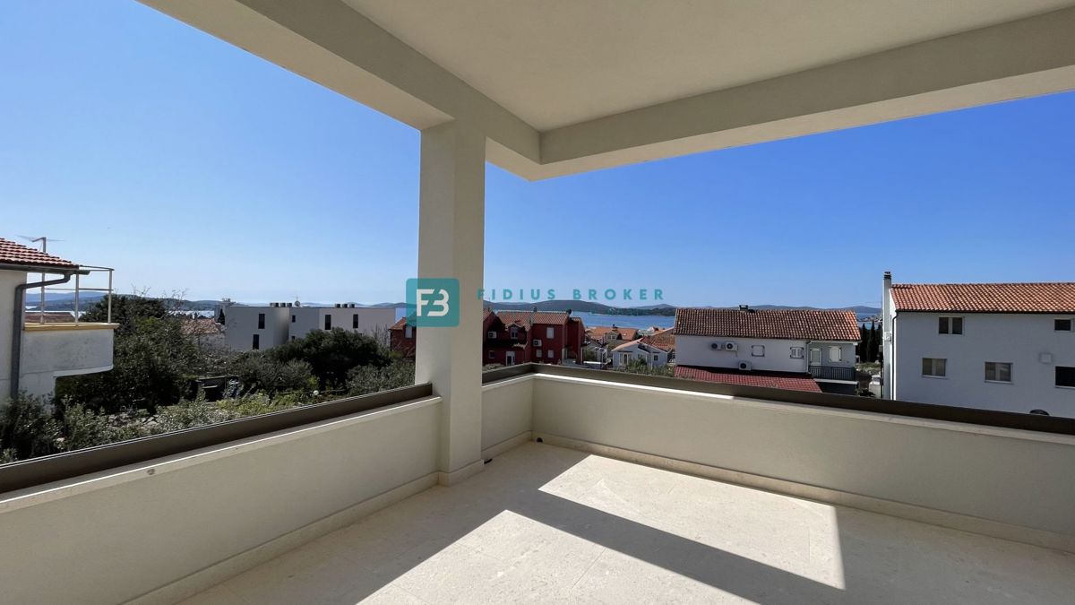 VODICE, novogradnja, pritličje z vrtom, dvigalo, parkirišče, shramba