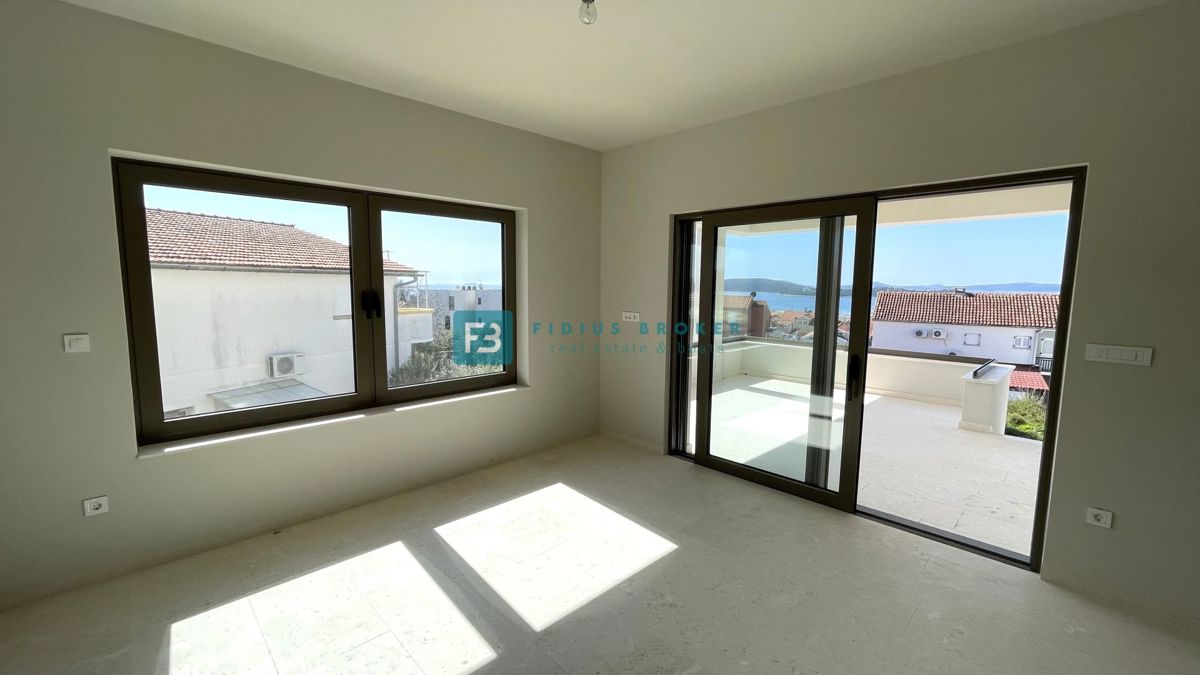 VODICE, novogradnja, pritličje z vrtom, dvigalo, parkirišče, shramba