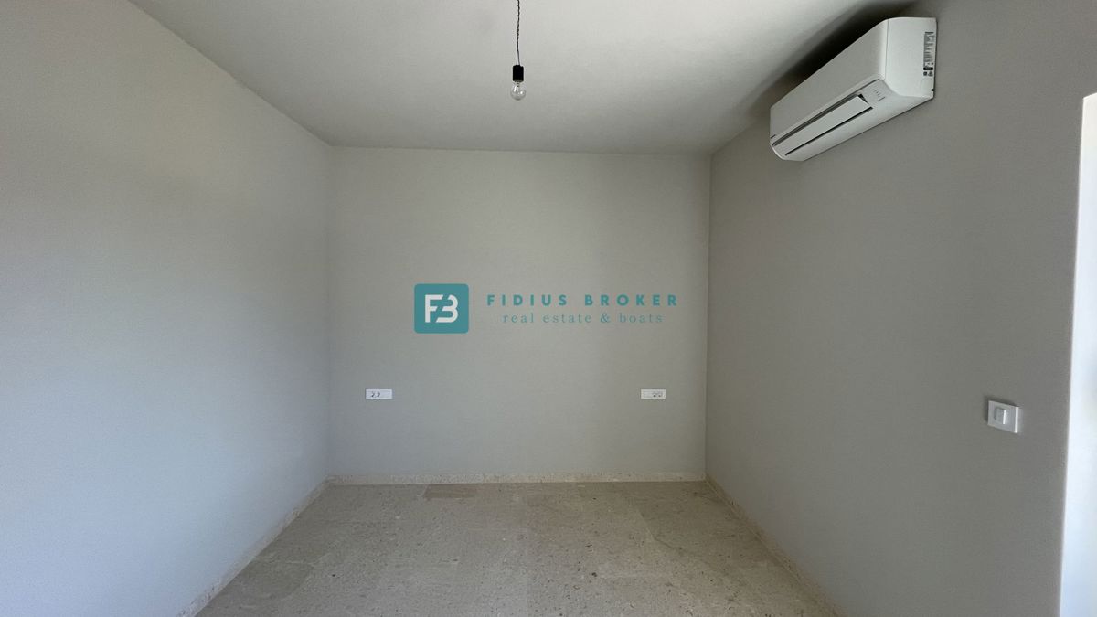 VODICE, novogradnja, pritličje z vrtom, dvigalo, parkirišče, shramba