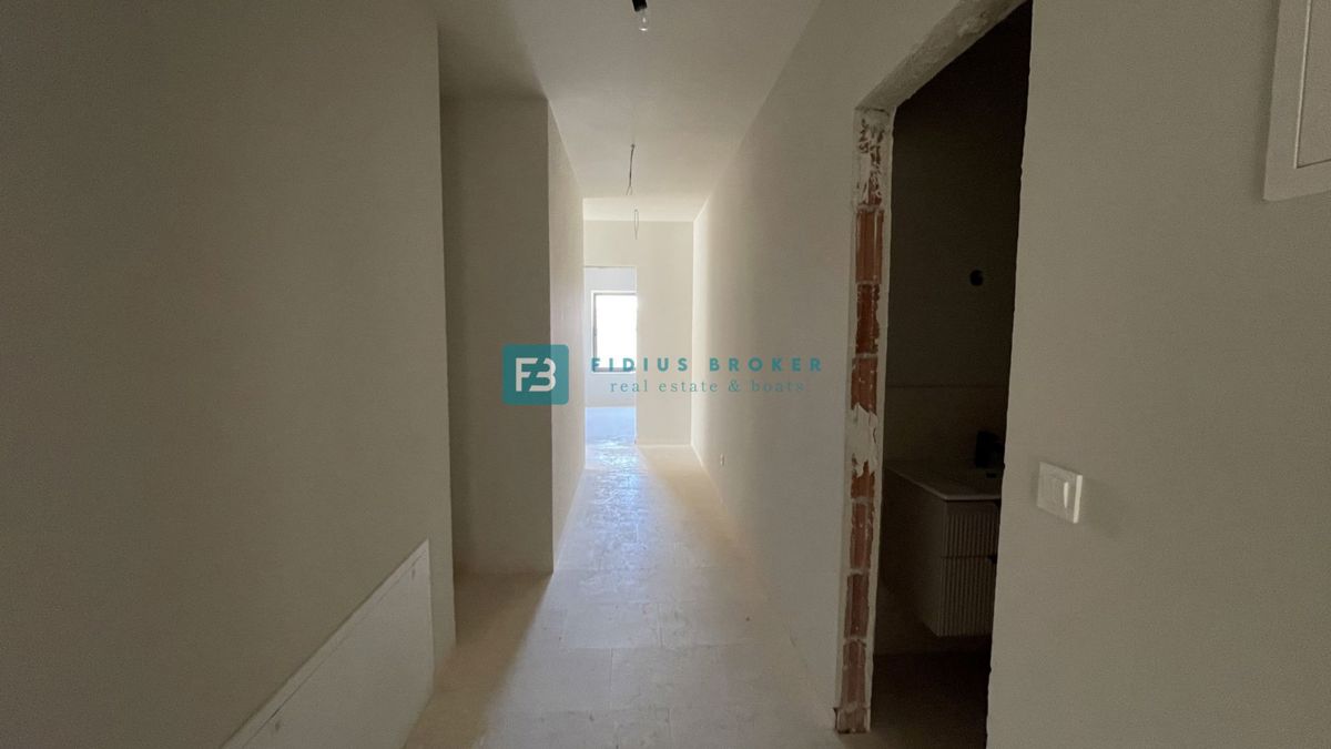 VODICE, novogradnja, pritličje z vrtom, dvigalo, parkirišče, shramba