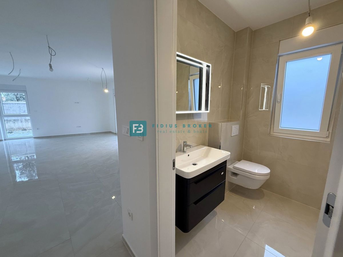 VODICE, novogradnja, vseljivo, 1. nadstropje, terasa, mirna lokacija