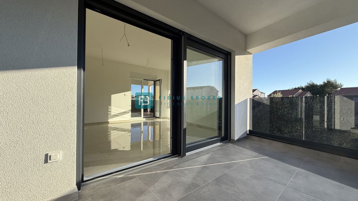 VODICE, novogradnja, vseljivo, 1. nadstropje, terasa, mirna lokacija