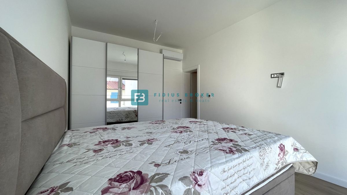 VODICE - SRIMA, novo, opremljeno stanovanje, 300 m do plaže, pogled na morje, 3 spalnice