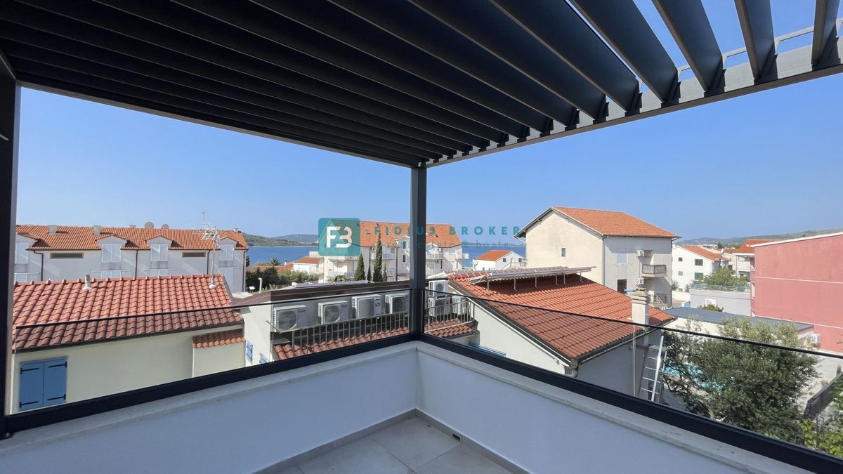 VODICE - SRIMA, novo, opremljeno stanovanje, 300 m do plaže, pogled na morje, 3 spalnice