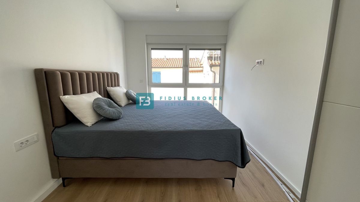 VODICE - SRIMA, novo, opremljeno stanovanje, 300 m do plaže, pogled na morje, 3 spalnice