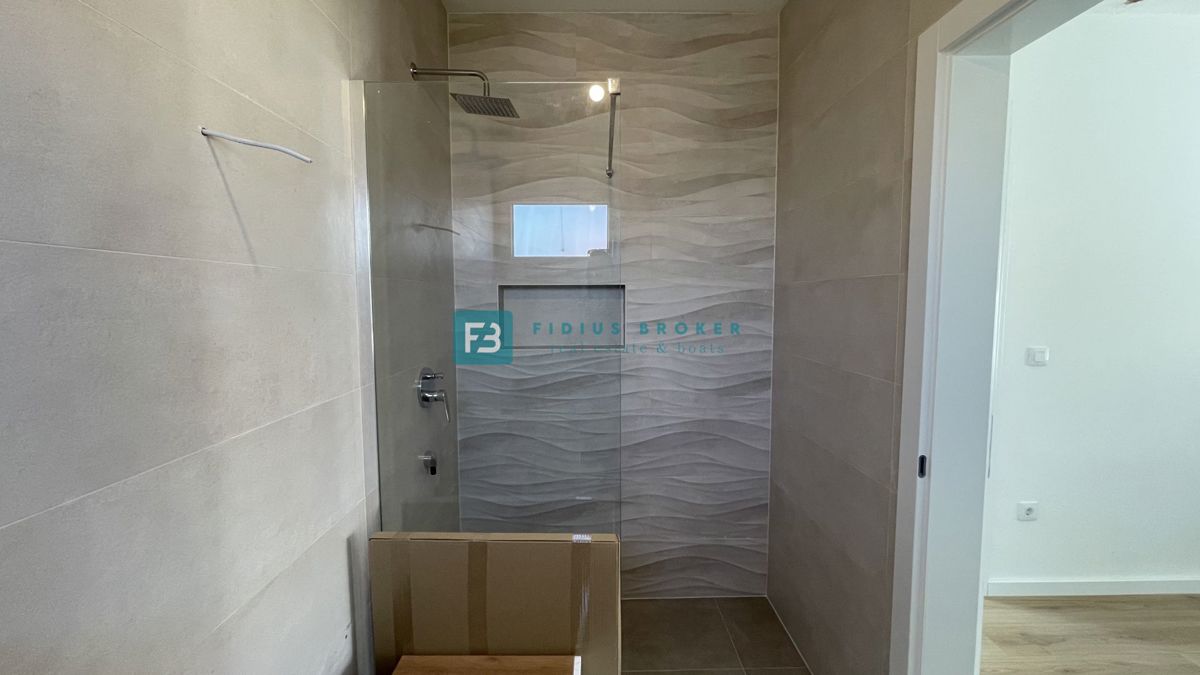 VODICE - SRIMA, novo, opremljeno stanovanje, 300 m do plaže, pogled na morje, 3 spalnice