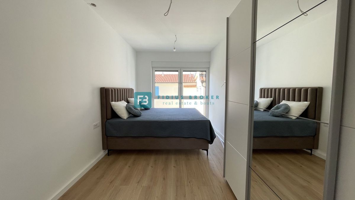 VODICE - SRIMA, novo, opremljeno stanovanje, 300 m do plaže, pogled na morje, 3 spalnice