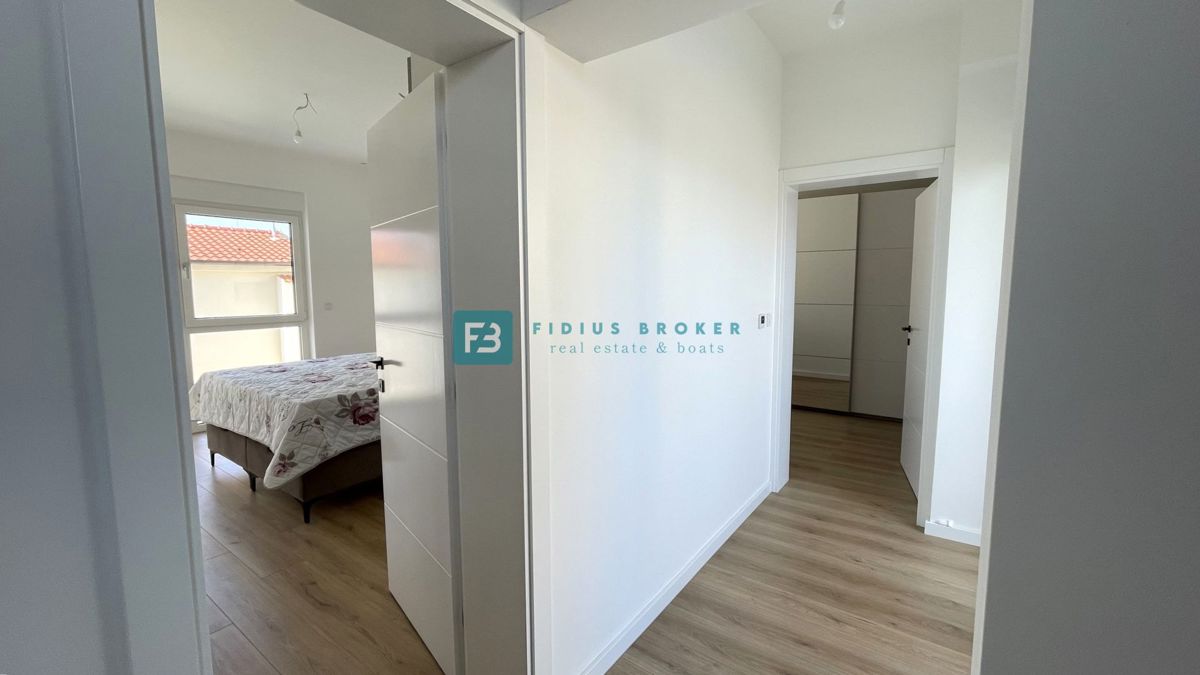 VODICE - SRIMA, novo, opremljeno stanovanje, 300 m do plaže, pogled na morje, 3 spalnice