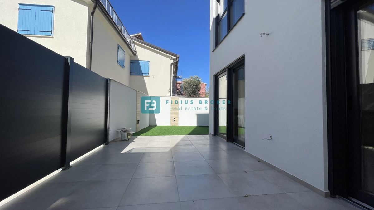 VODICE - SRIMA, novo, opremljeno stanovanje, 300 m do plaže, pogled na morje, 3 spalnice