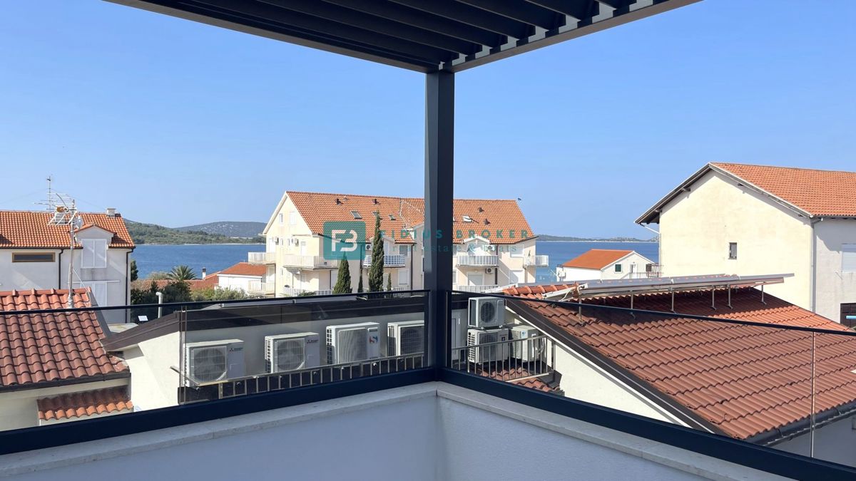 VODICE - SRIMA, novo, opremljeno stanovanje, 300 m do plaže, pogled na morje, 3 spalnice
