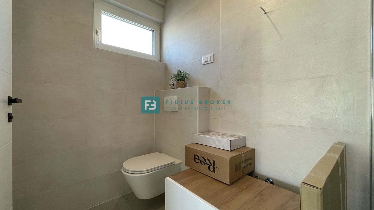 VODICE - SRIMA, novo, opremljeno stanovanje, 300 m do plaže, pogled na morje, 3 spalnice